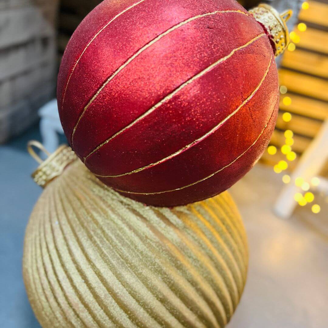 Base para Árvore de Natal com Bola Vermelha e Dourada – 67cm