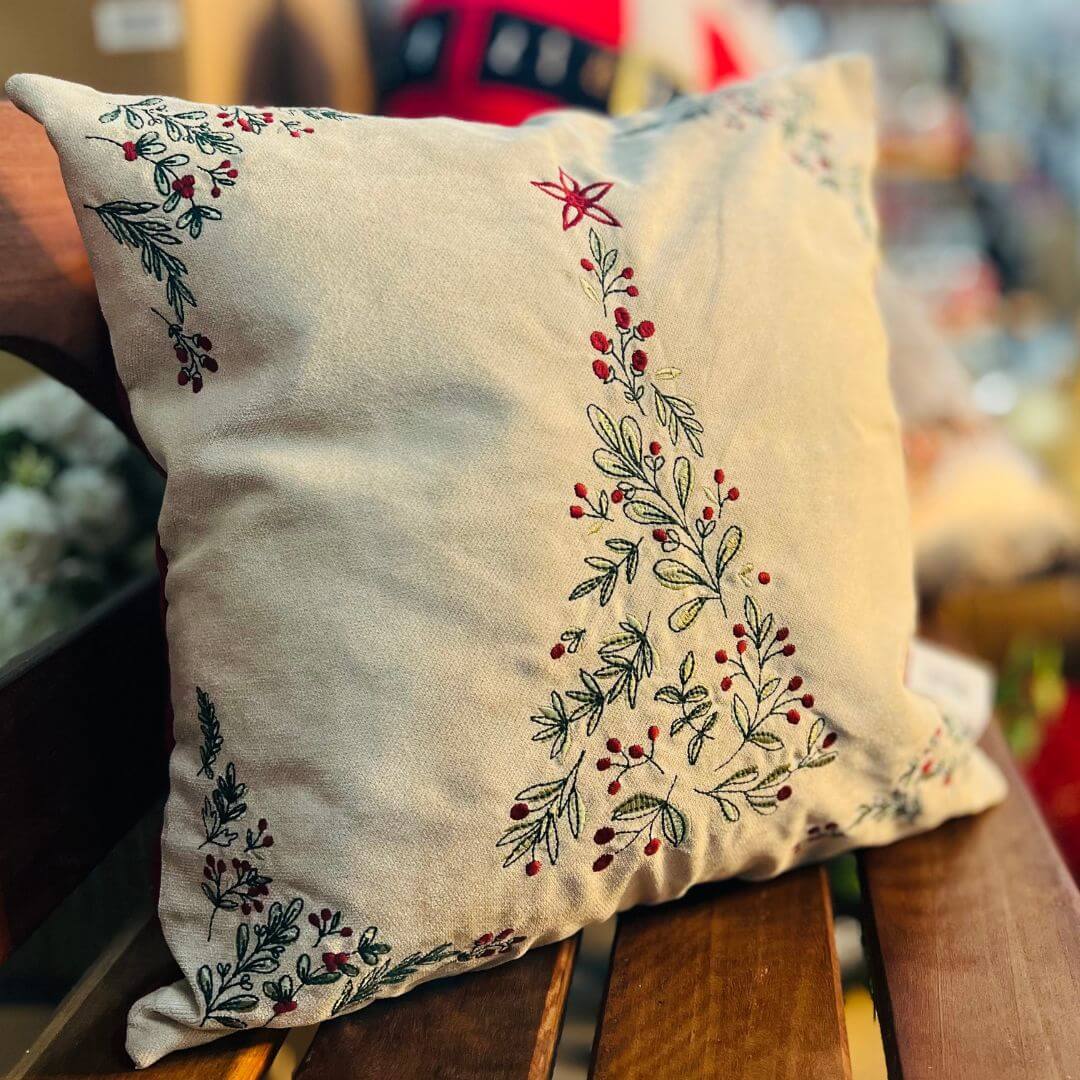 Capa de Almofada Natalina de Veludo Pinheiro Com Bordado 50cmx50cm