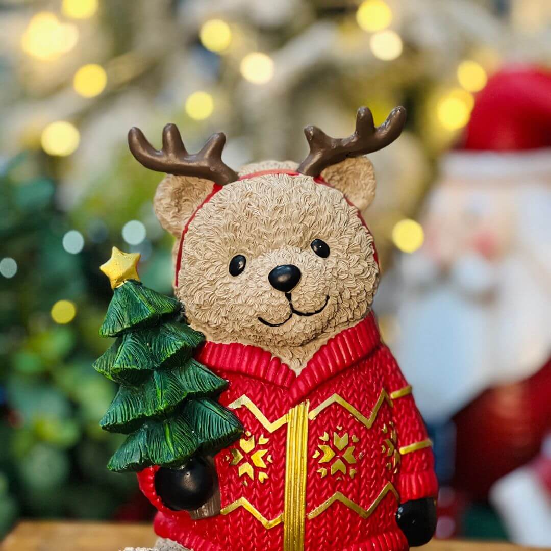 Urso Sentado Em Resina Com Pinheiro - 29,5x19,5x19,2cm