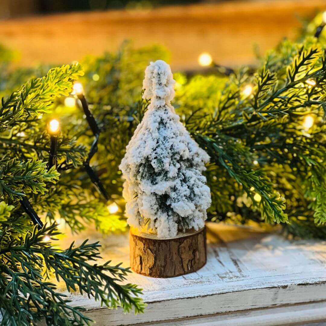 Mini Árvore de Natal Nevada com Base de Madeira – 11cm