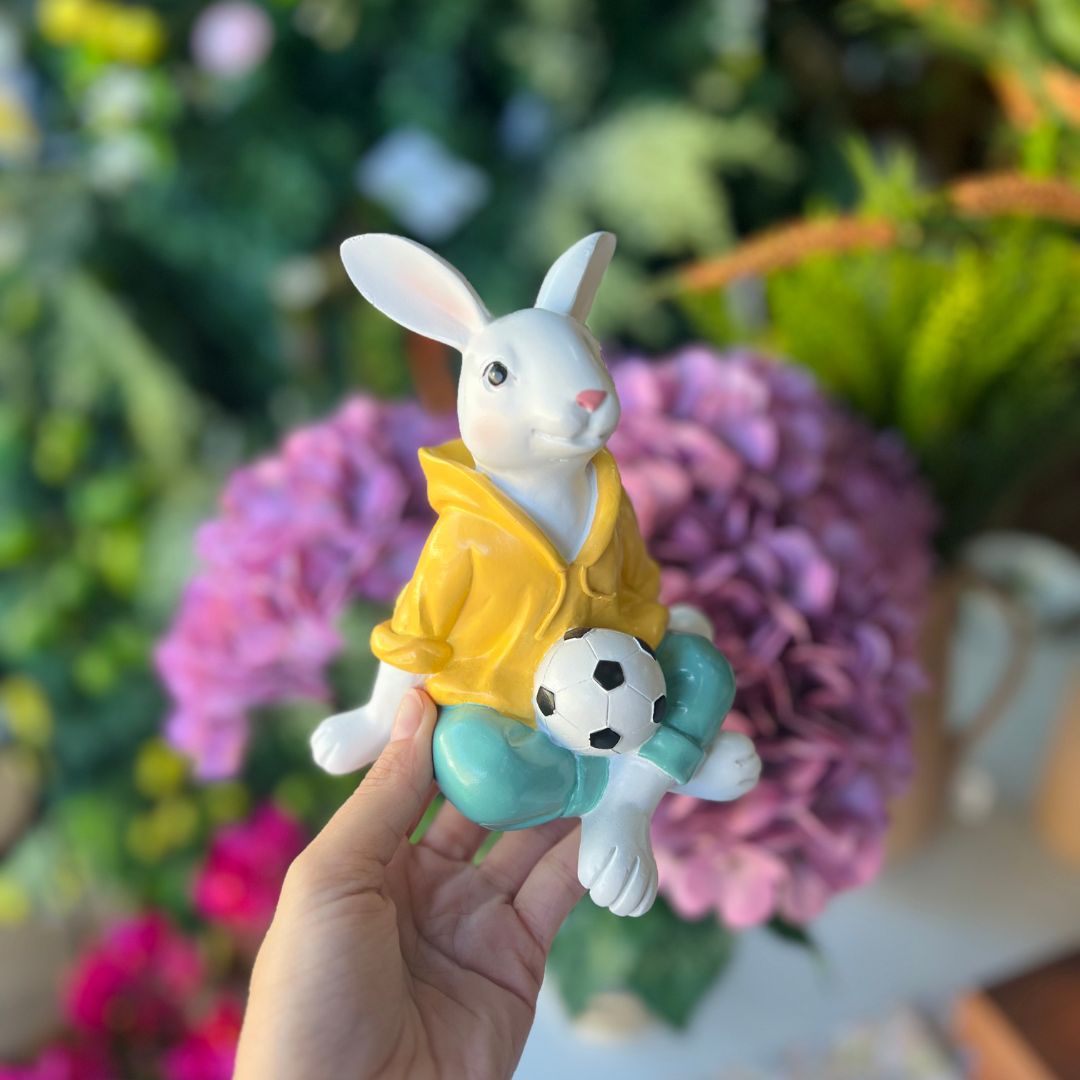 Coelho Com Bola de Futebol - 14cm