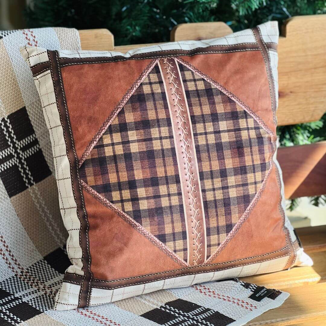Capa Almofada Xadrez Marrom (Coleção Equestre) - 50cm
