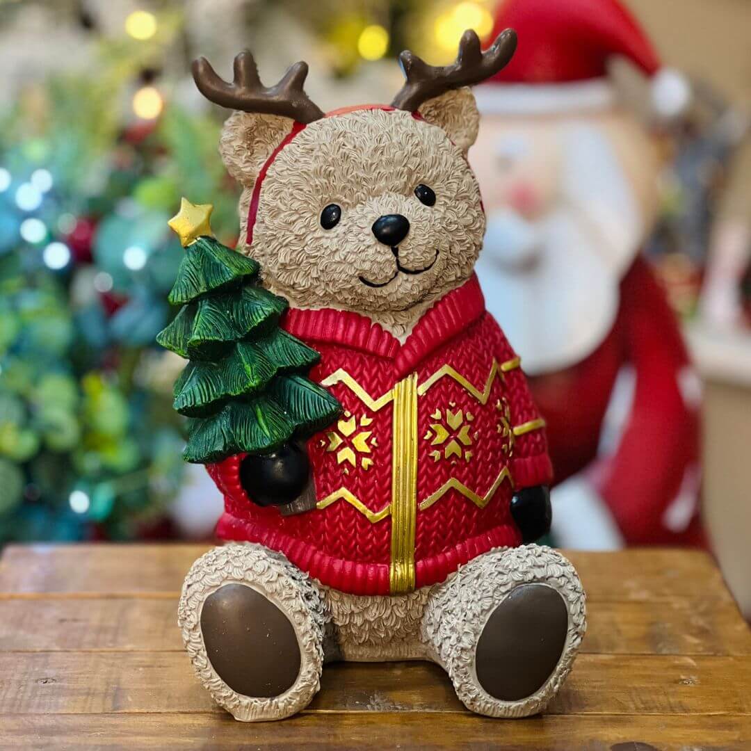 Urso Sentado Em Resina Com Pinheiro - 29,5x19,5x19,2cm