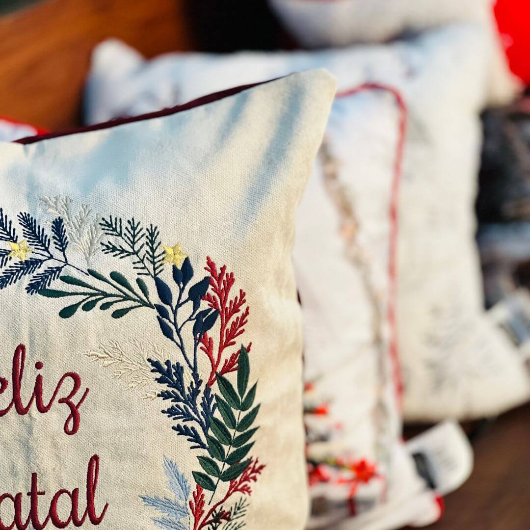 Capa de Almofada Natalina de Veludo Feliz Natal Com Bordado 50cmx50cm
