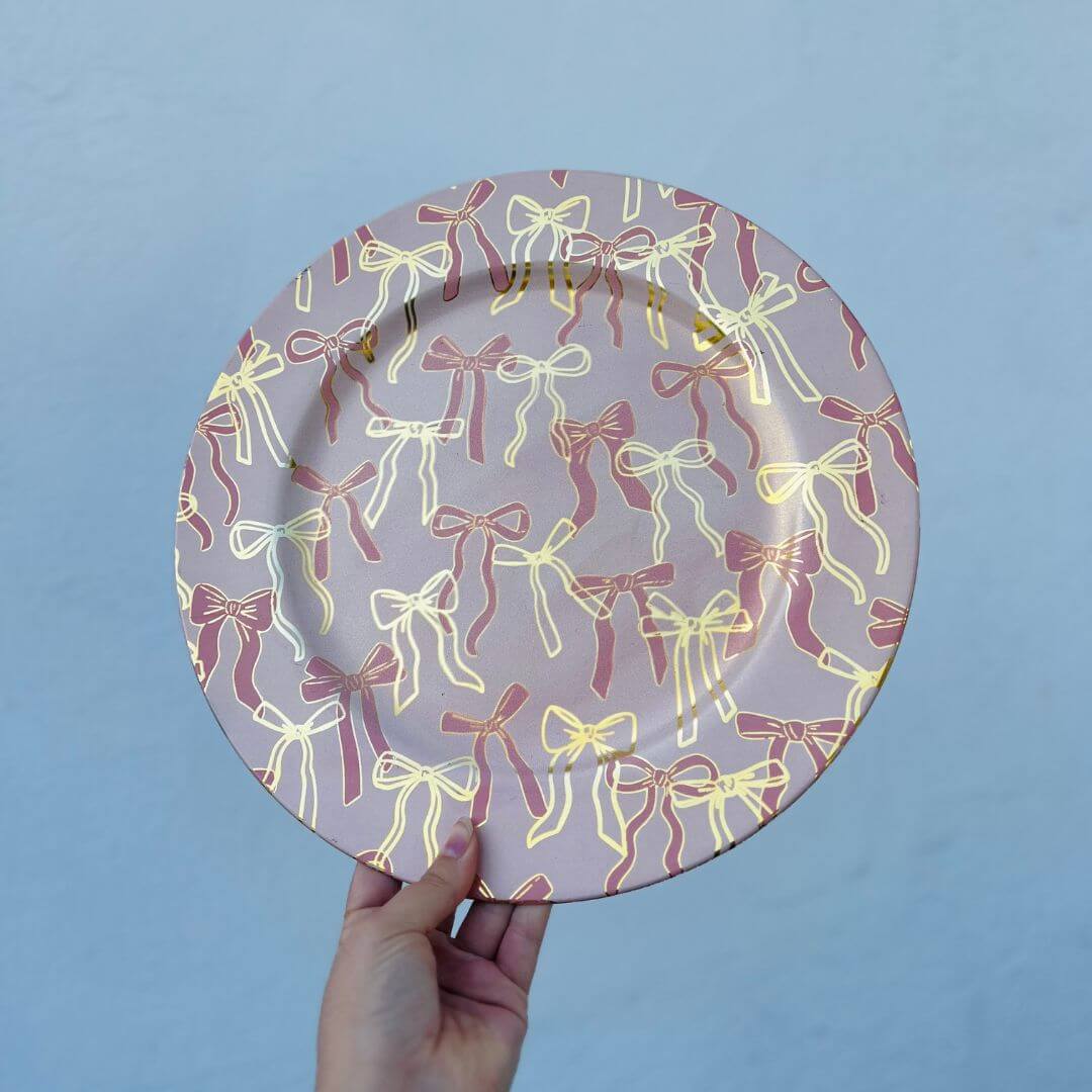Sousplat Laços Rosa e Dourado – 33 x 33cm