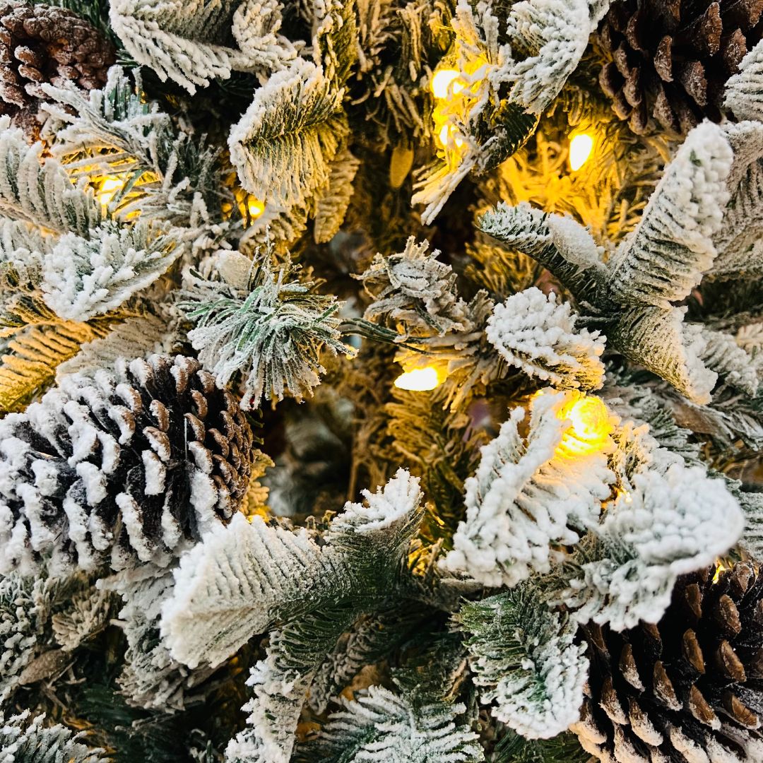 Arvore Natalina - Alaska Iluminada - 240cm - 1369 Galhos - 530 Leds - Nevada - Bivolt