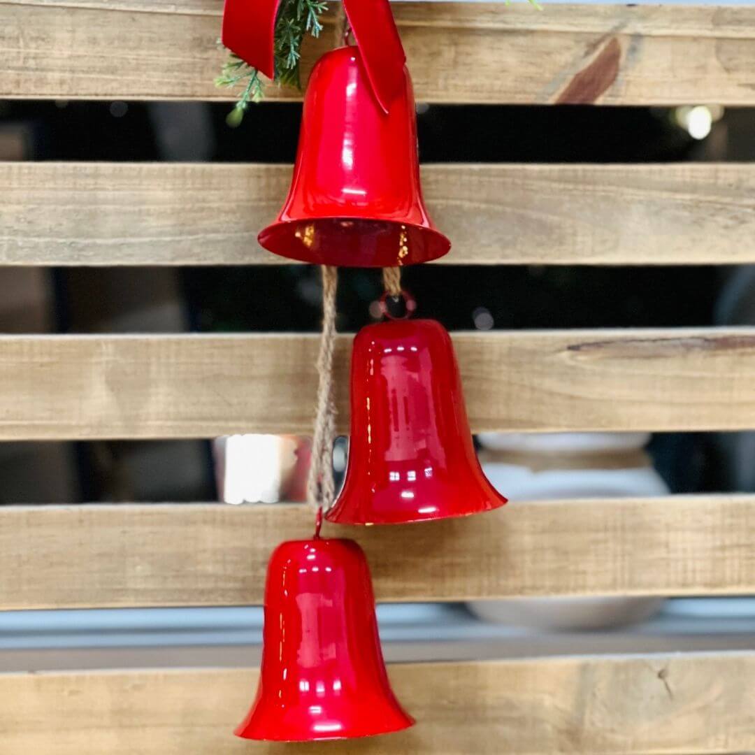 Enfeite Pendente de Sinos com Laço Vermelho – 45cm