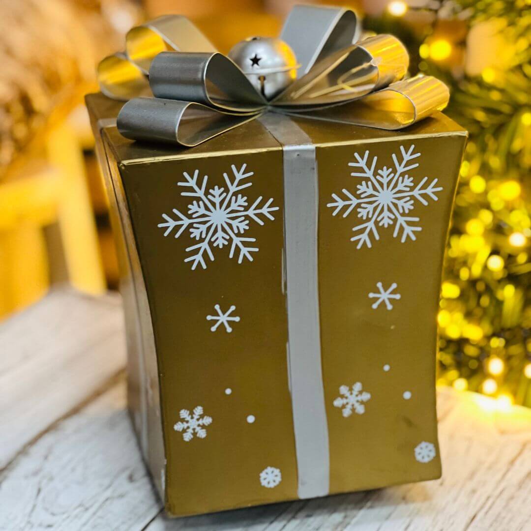 Presente Decorativo em Metal com Jardim – 74cm