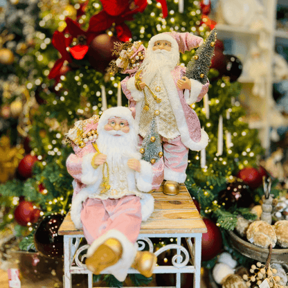 Papai Noel Sentado Com Presentes Rosa 28cm