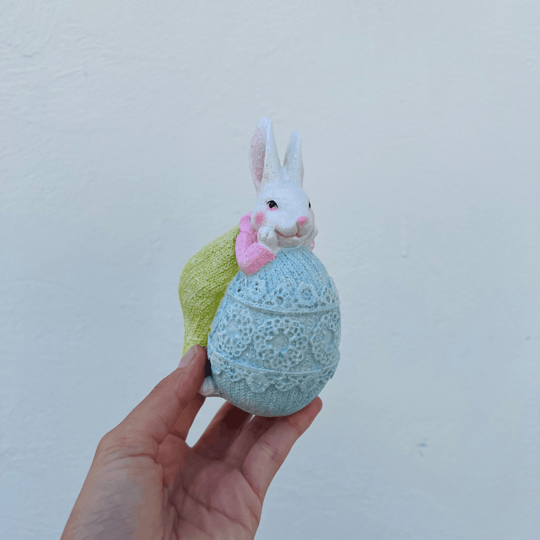 Coelho Com Ovo Azul de Resina 13cm
