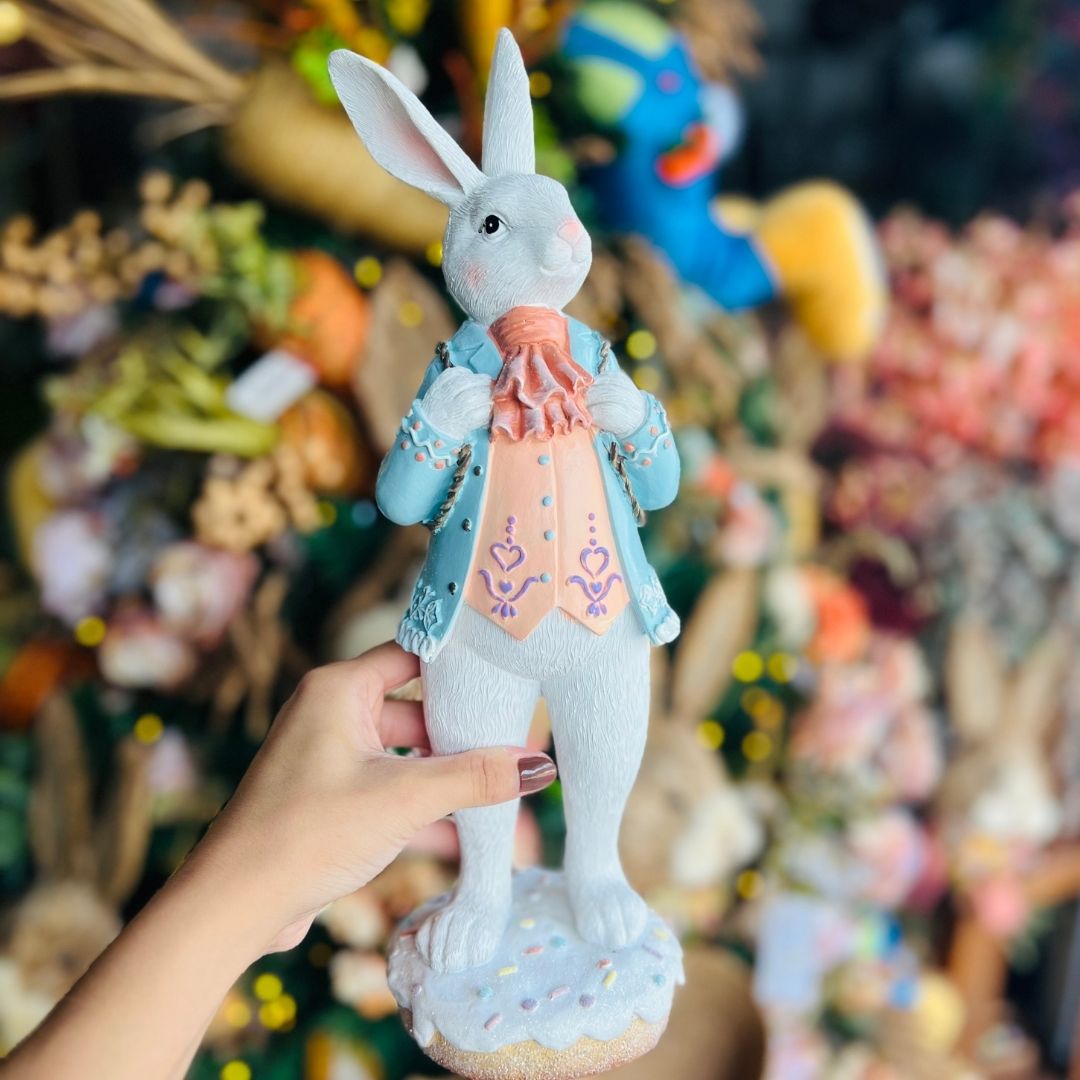 Coelho Decorativo Em Pé Com Bolsa de Ovos - 35cm Resina