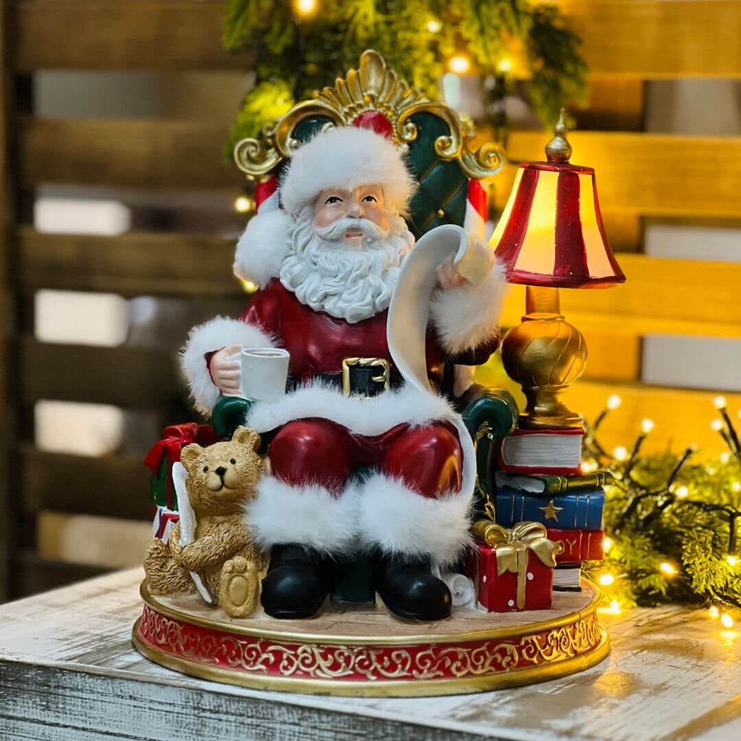PAPAI NOEL SOFÁ C/PRESENTES E LED – 28 CM