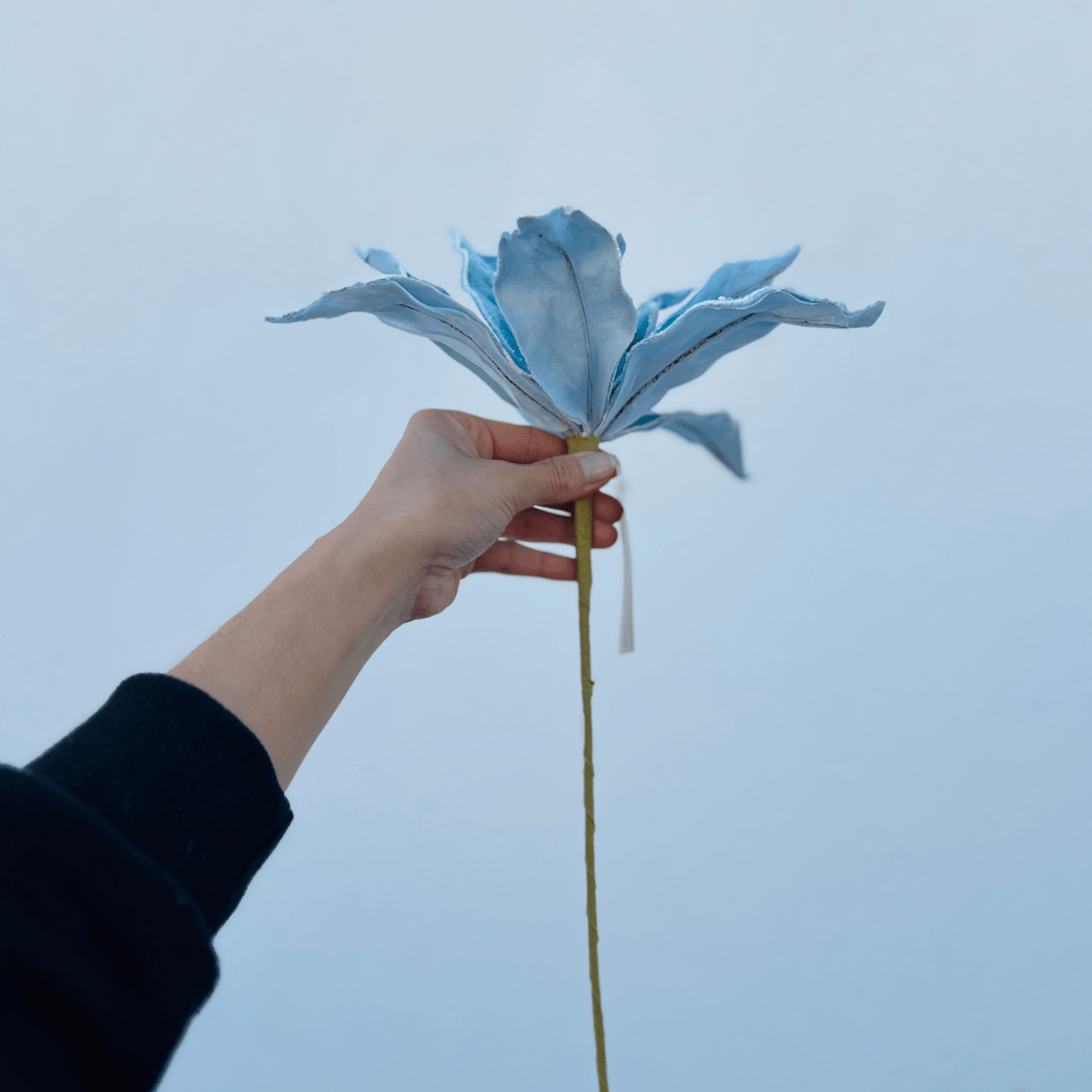 Flor Natalina Poinsetia Aveludada Azul Claro 28x59cm