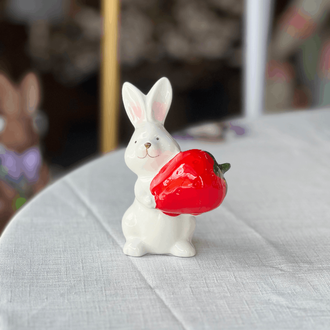 Coelho Com Morango de Cerâmica 12x8,5cm
