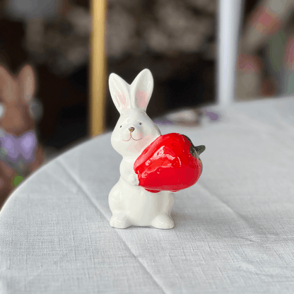 Coelho Com Morango de Cerâmica 12x8,5cm