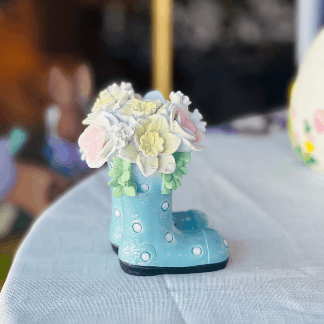 Bota Decorativa Com Flores Azul de Resina 12cm