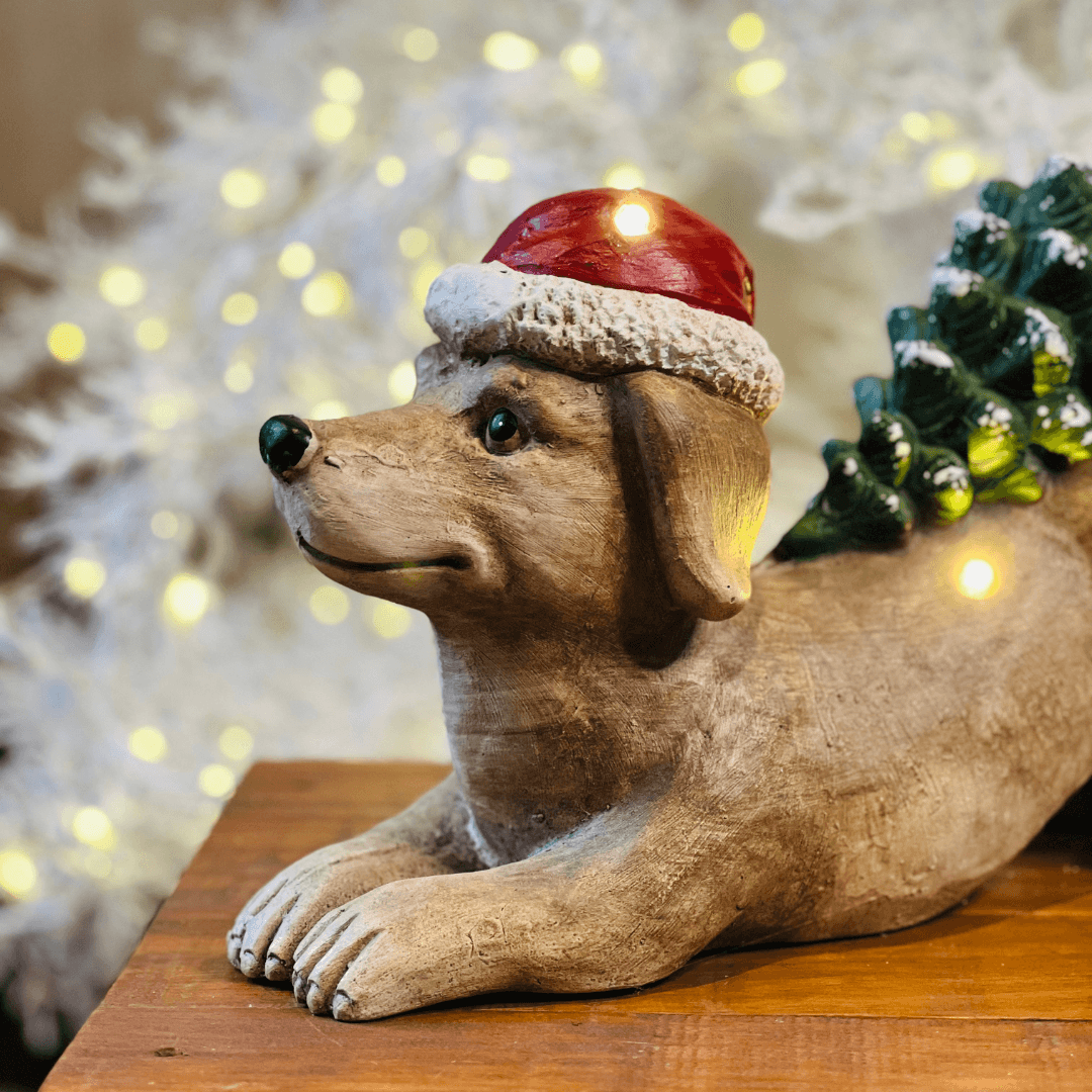 Cachorro Deitado com Pinheiro e LED – 32cm