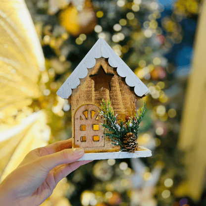 Casinha Com Led Natural e Branco de Madeira 19x14cm