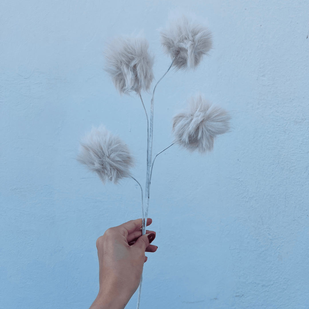 Haste com Bolas de Pelo Branco – 60cm