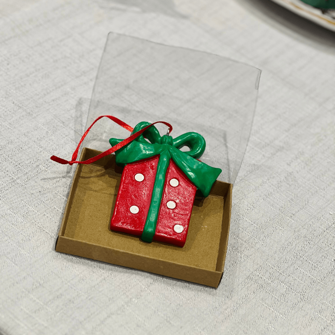 Enfeite Natalino para Pendurar Presente de Poliresina 9,8x5,6x14cm