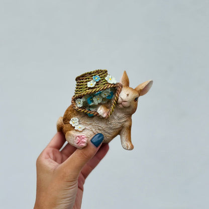Coelho Sentado Com Cesta de Flores - 9cm
