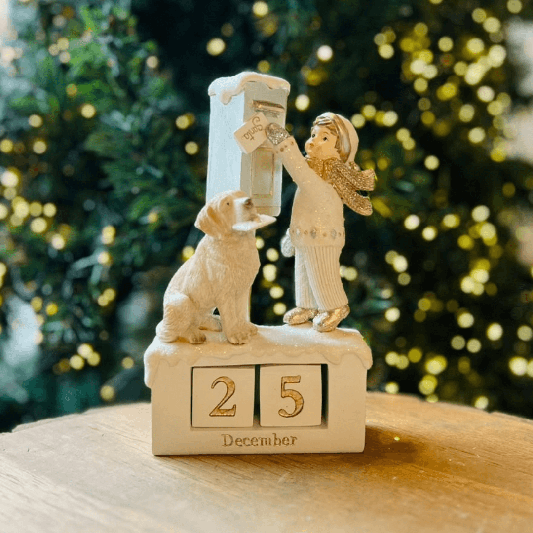 Enfeite de Natal Menina com Cachorro e Calendário - 21 cm