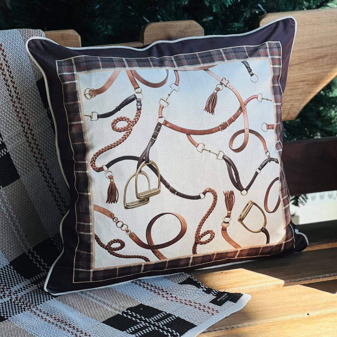 Capa Almofada Fivelas (Coleção Equestre) - 50cm