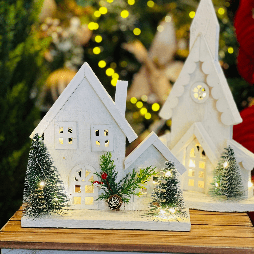 Casa Natalina Branca Com Led de Madeira 21x22x10cm