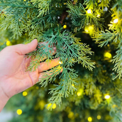 Árvore Natalina Linha Esmeralda com LED – 210cm | 1.012 Galhos Mixados PVC + Silicone | 450 LEDs