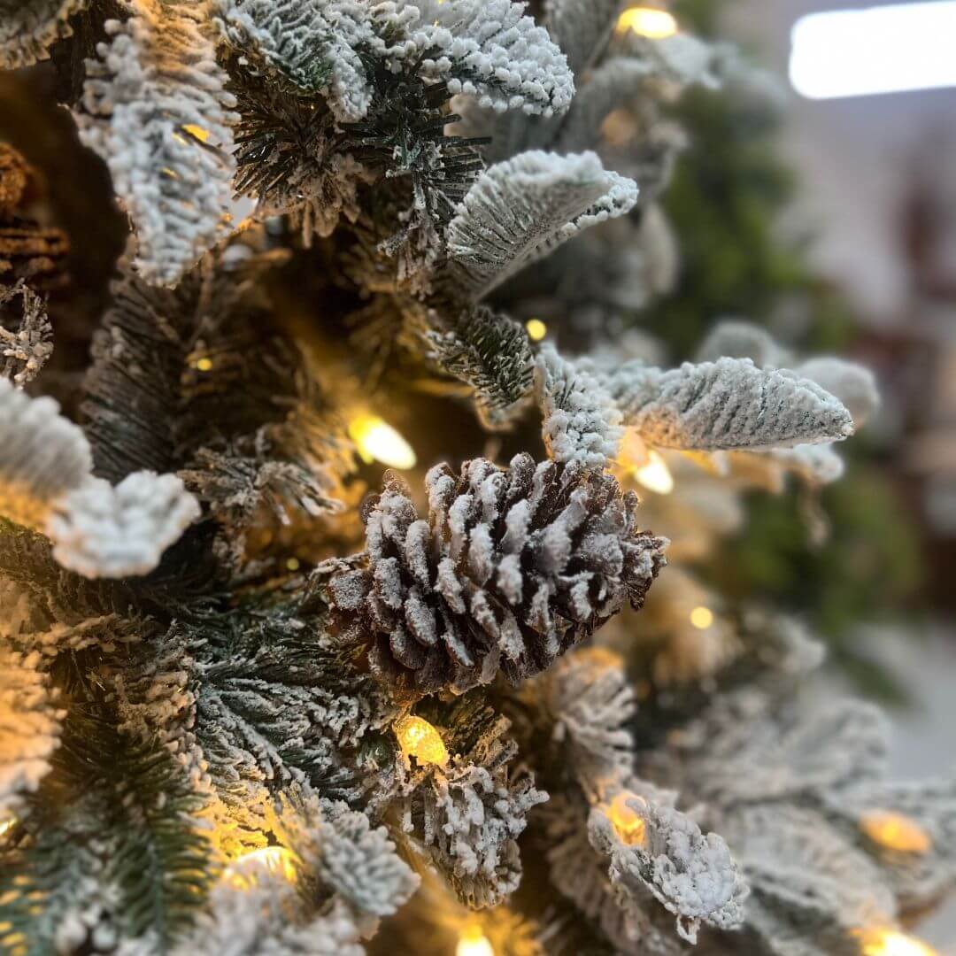 Arvore Natalina - Alaska Iluminada - 240cm - 1369 Galhos - 530 Leds - Nevada - Bivolt
