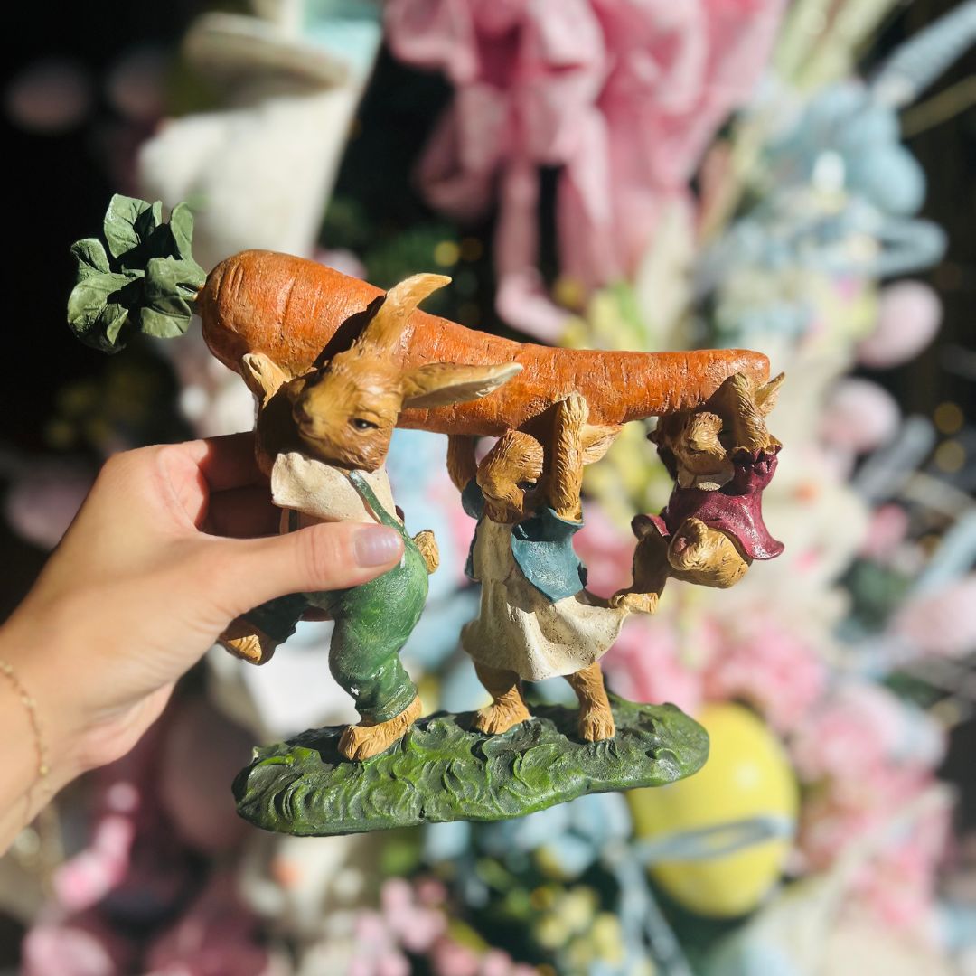 Coelhos Resina Segurando Cenoura - 20cm