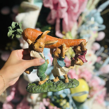 Coelhos Resina Segurando Cenoura - 20cm