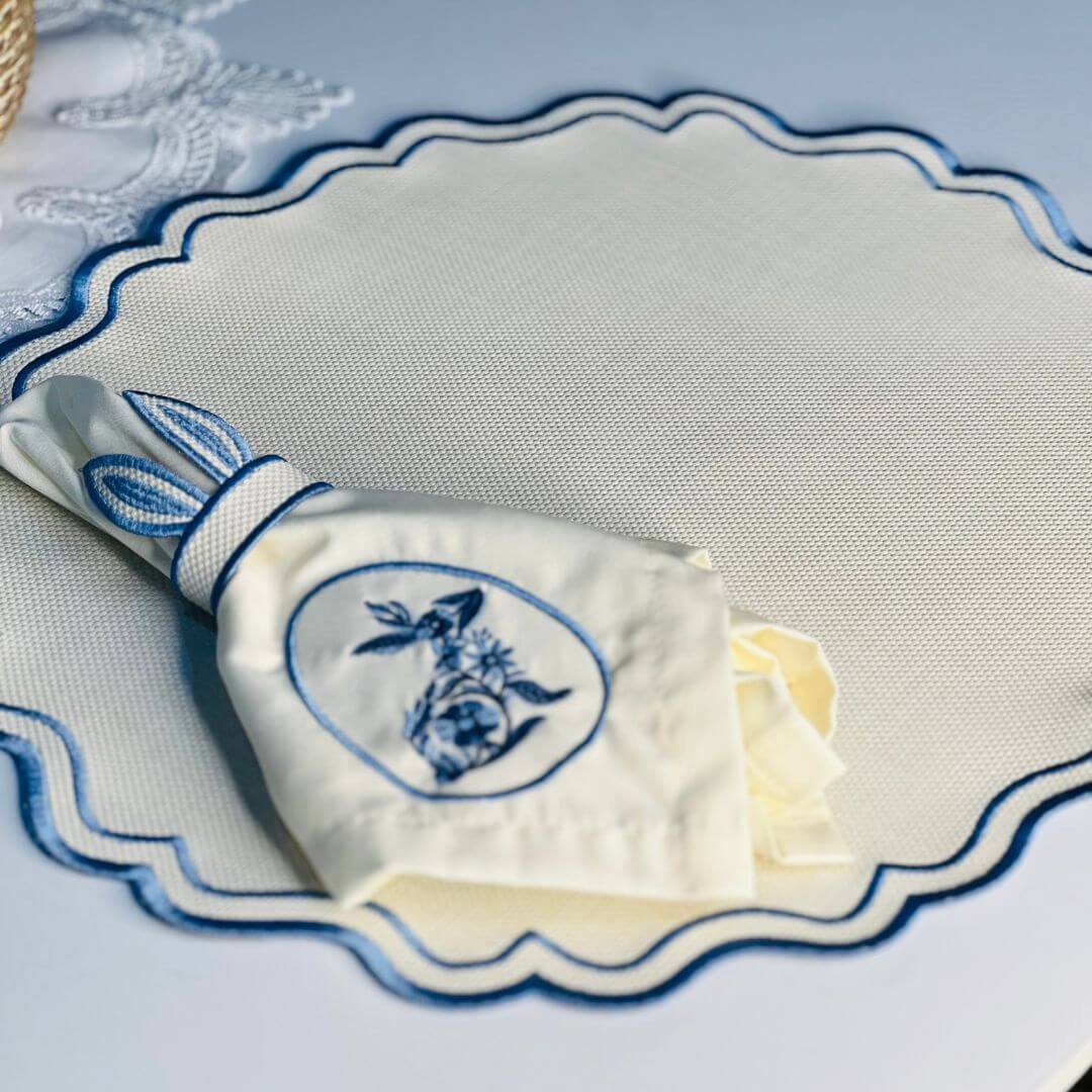 Lugar Americano de Pśscoa Classico do Ninho Bordado Azul - 44,5cmx38,1cm (531018)