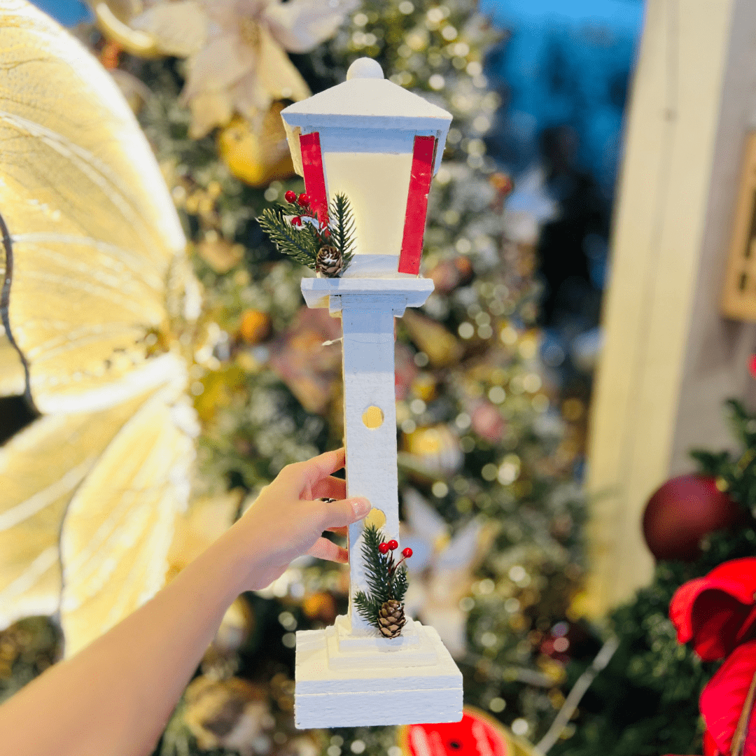 Poste de Madeira Com Led Vermelho e Branco 52cm - Pilha