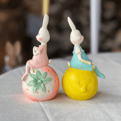 Conjunto Coelhos Sentados nas Frutinhas 18cm - 2 Unidades