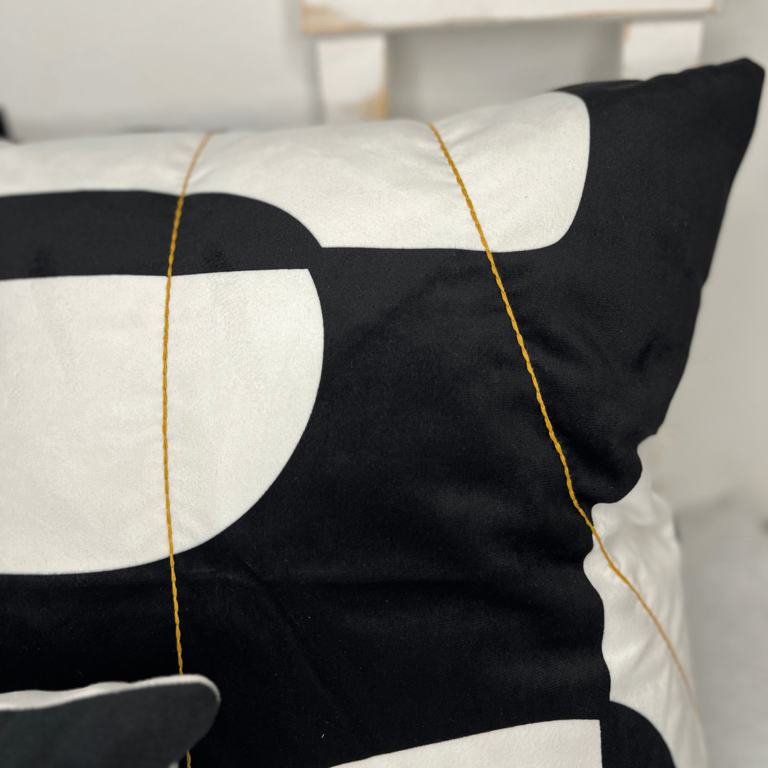 Capa De Almofada Veludo Luxor Preto e Branco Com Bordado Simples 43x43cm