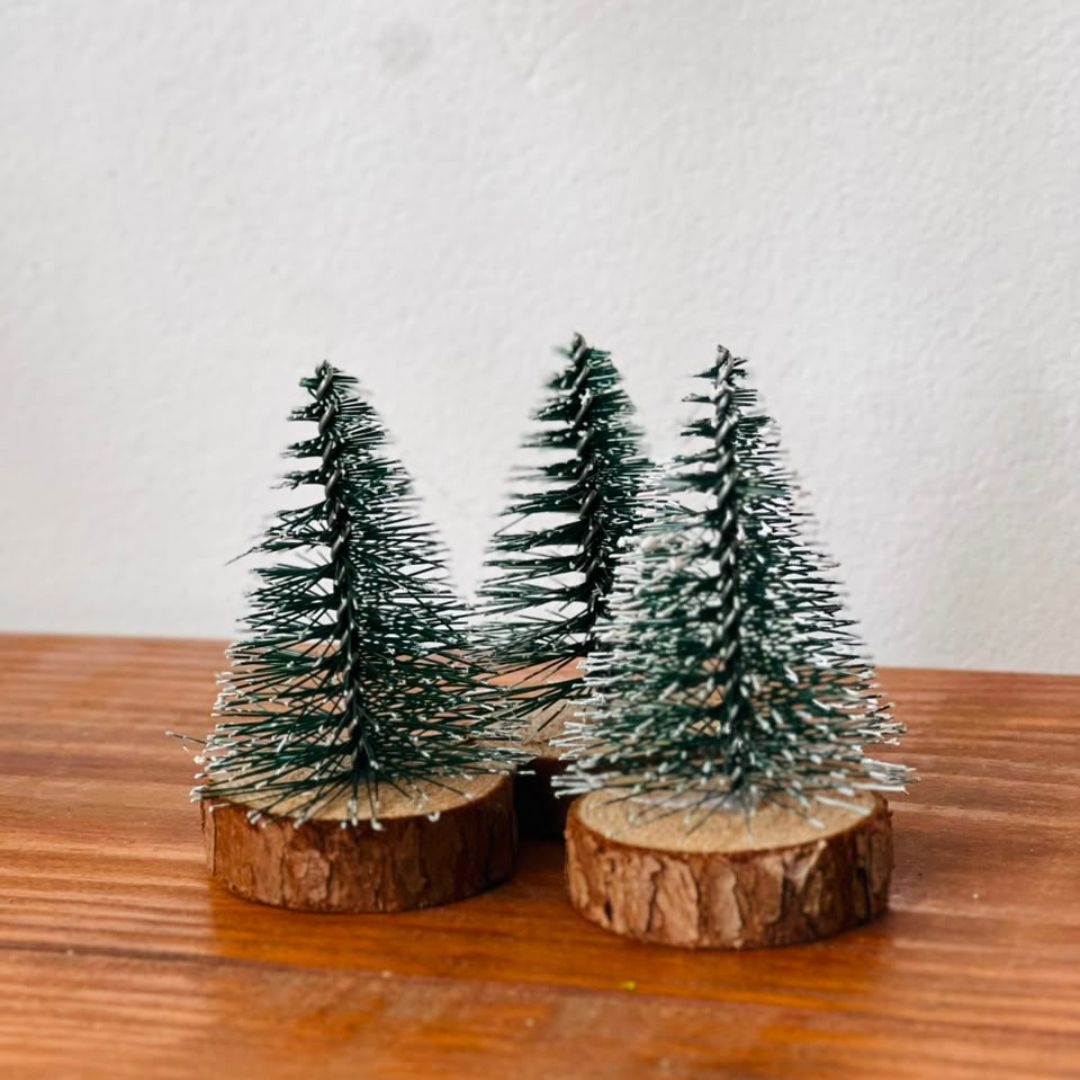 Kit com 3 Mini Pinheiros Nevados com Base de Madeira - 8 cm