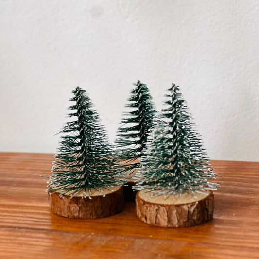 Kit com 3 Mini Pinheiros Nevados com Base de Madeira - 8 cm