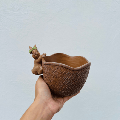 Pote Decorativo Cesto Coelho Chocolate de Resina 16x14x9cm