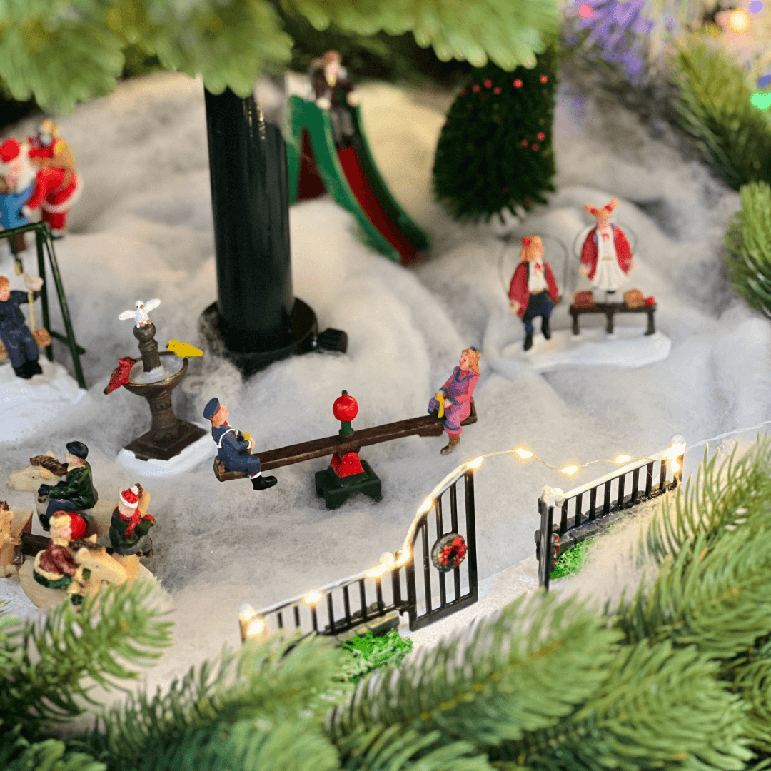 Crianças Brincando no Parque – Cenário Natalino | 10 Peças
