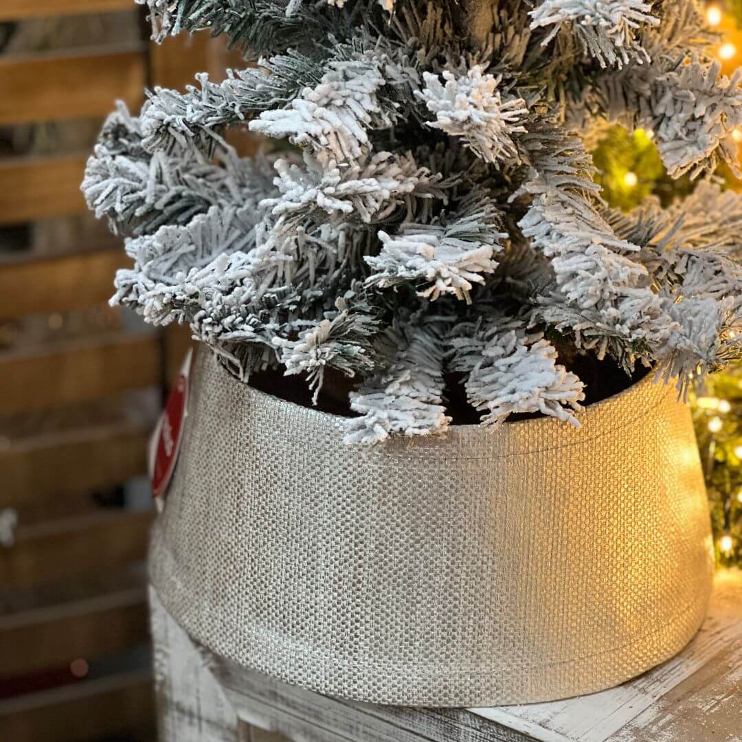 Saia para Árvore Rígida Dourada em Tecido – 30cm