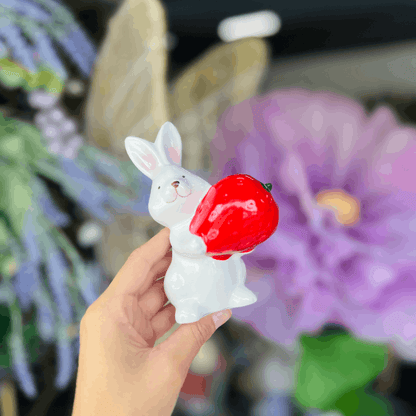 Coelho Com Morango de Cerâmica 12x8,5cm