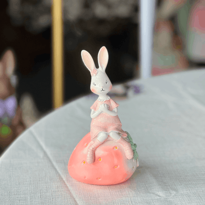 Conjunto Coelhos Sentados nas Frutinhas 18cm - 2 Unidades