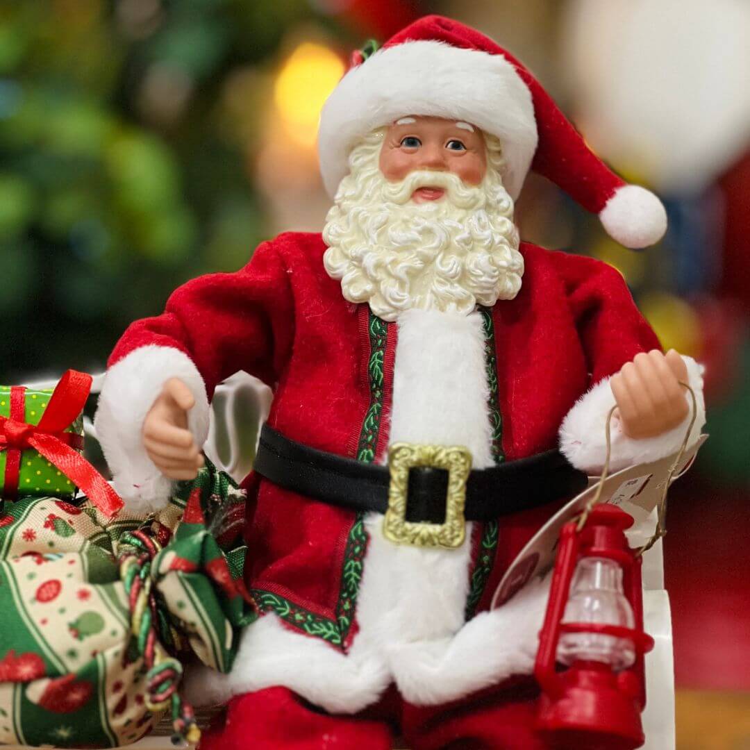 Papai Noel Com Presentes no Banco - 28cm