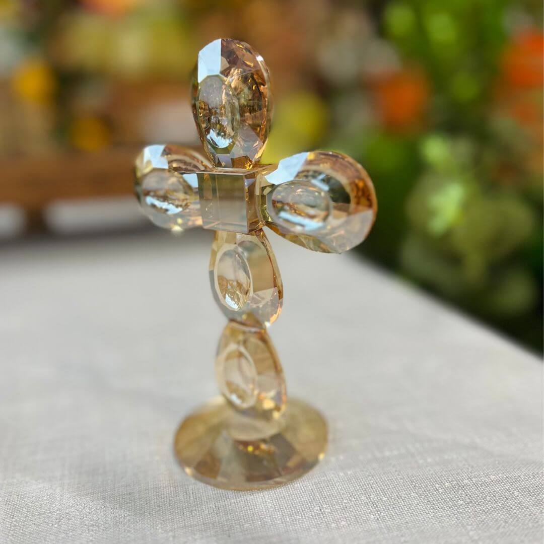 Crucifixo Ambar Em Cristal Lapidado Ornamental Com Base - 15 Cm