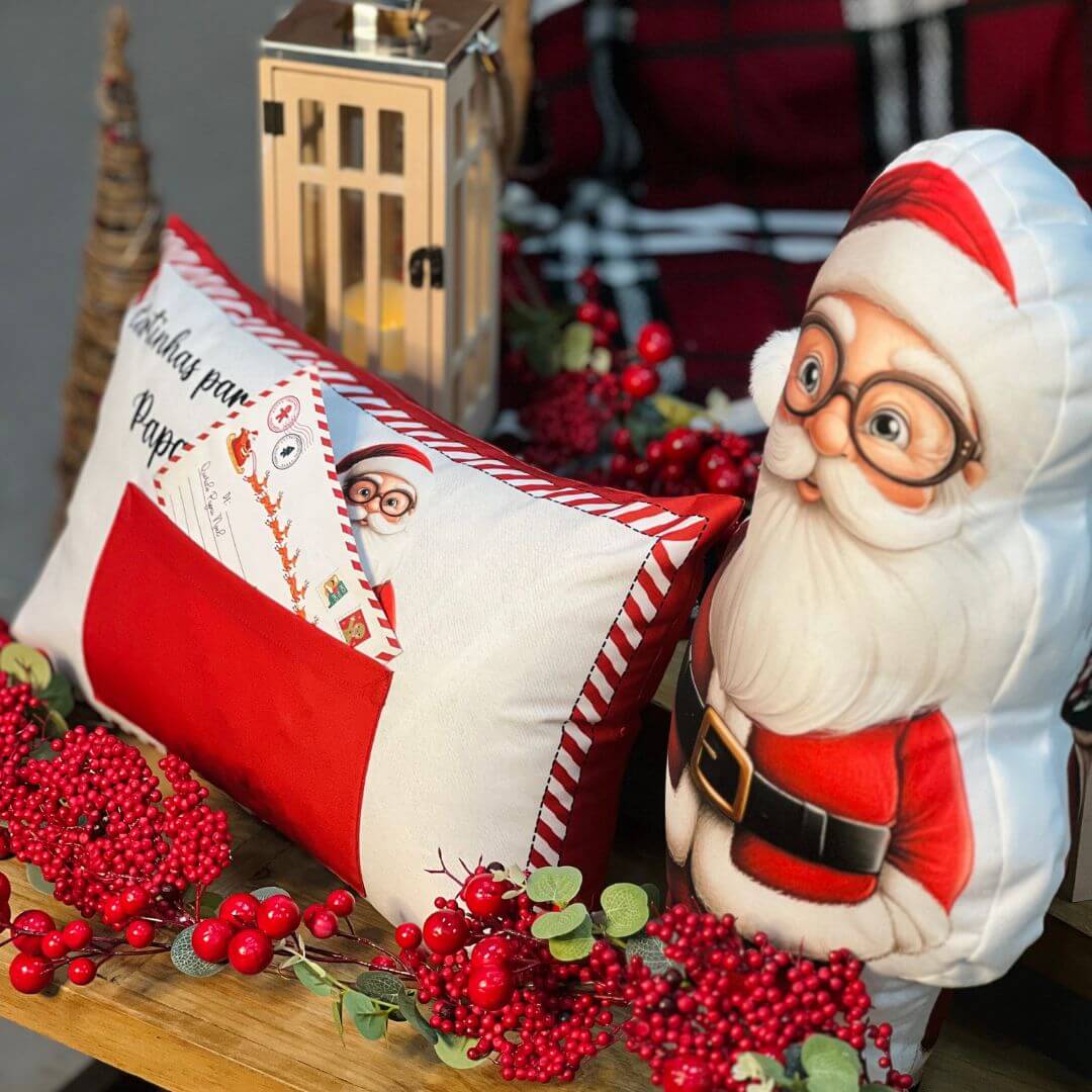 Almofada Natalina Formato Papai Noel Com Pom Pom - 35cmx58