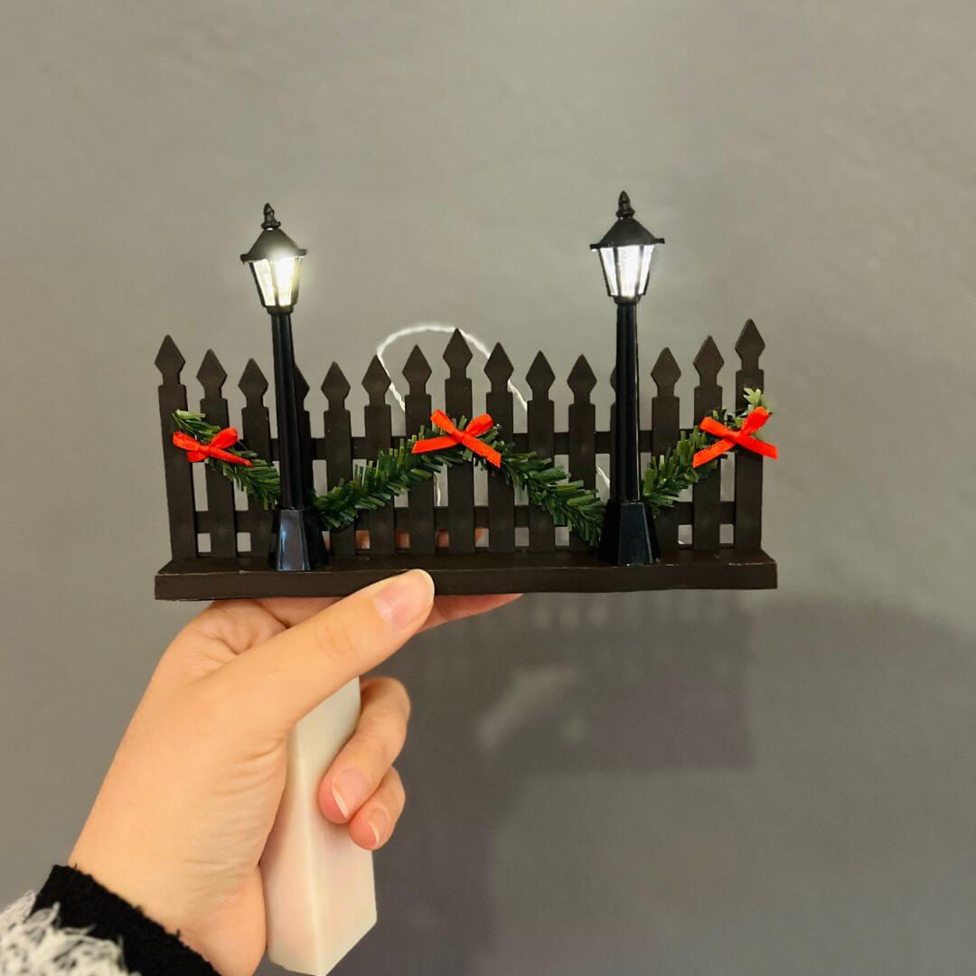 Mini Cerca Decorativa com Festão e LED – 16cm