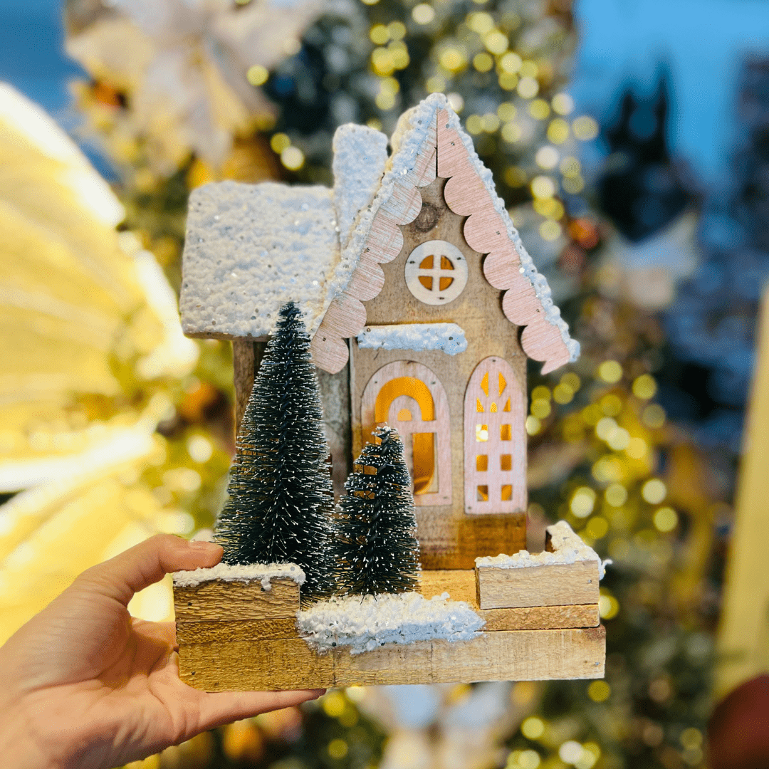 Casinha Com Led Natural Nevada de Madeira 27x19cm - Pilha