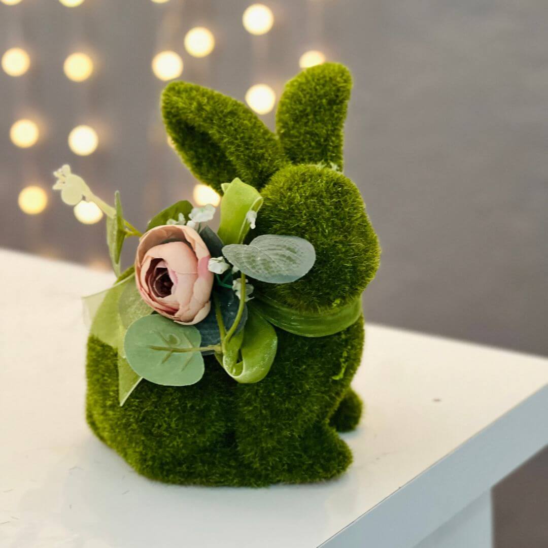 Coelho Decorativo com Grama e Rosa Verde – 16cm (Mesh)