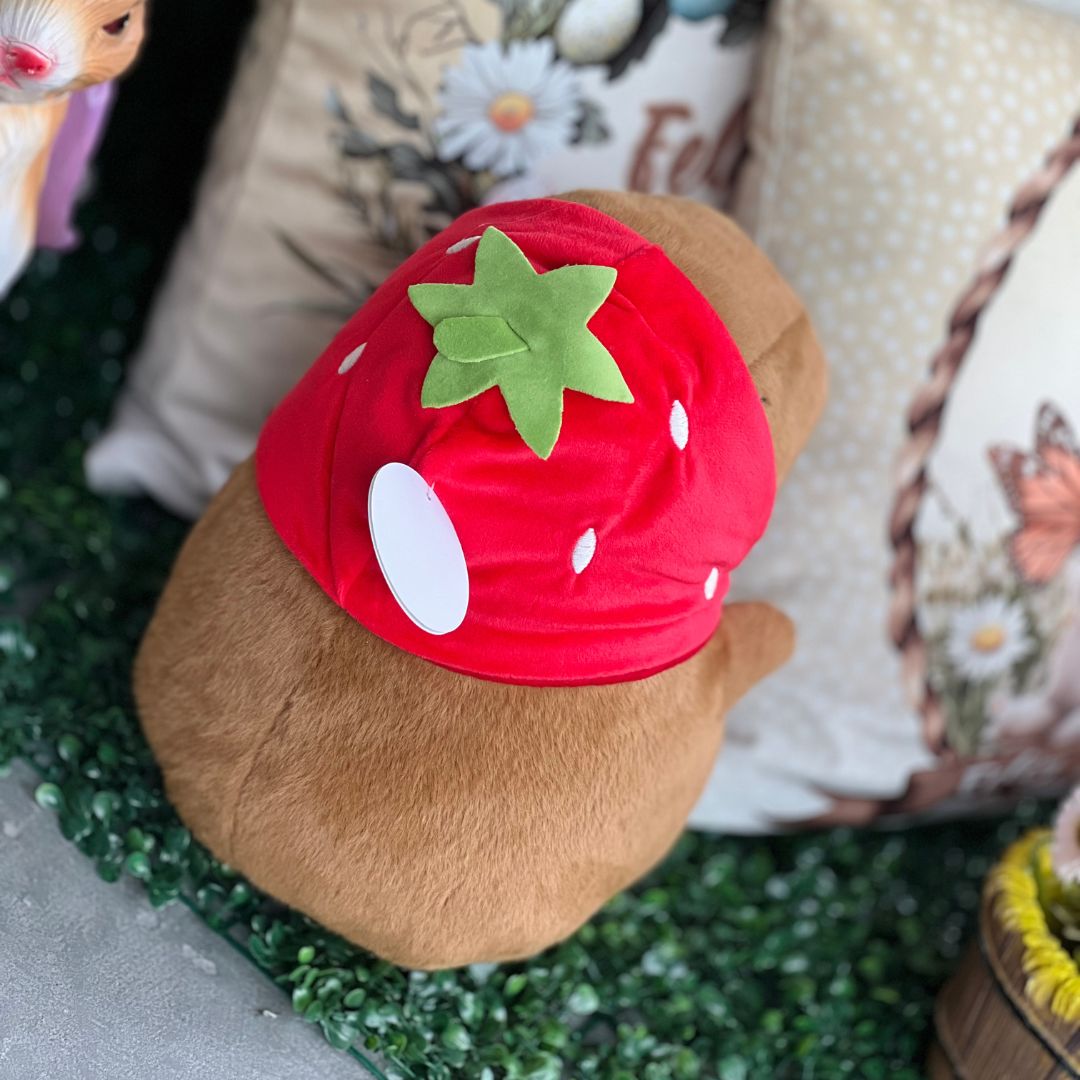 Capivara Pelúcia Touca de Morango - 30cm